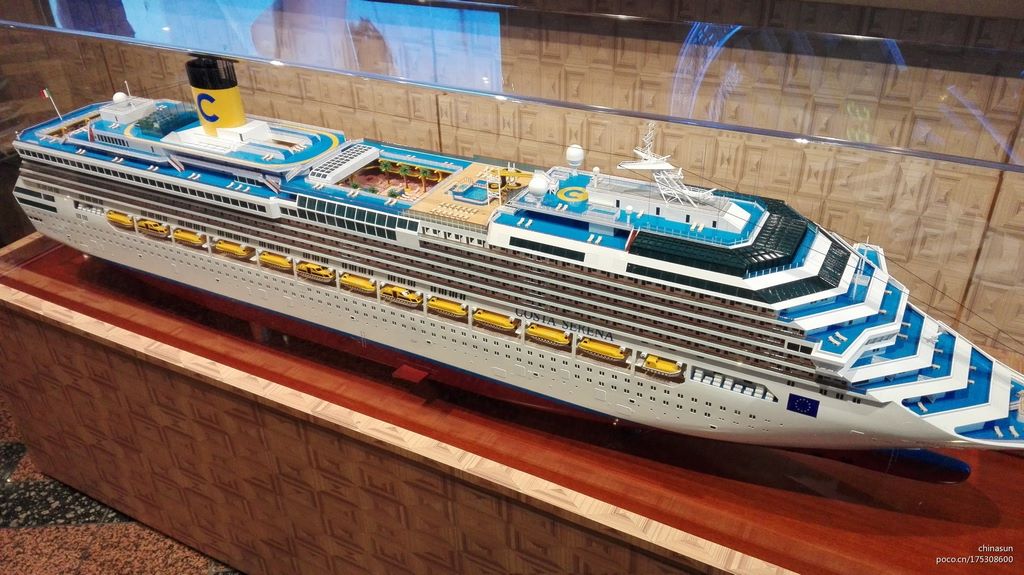 cruise ship model.jpg
